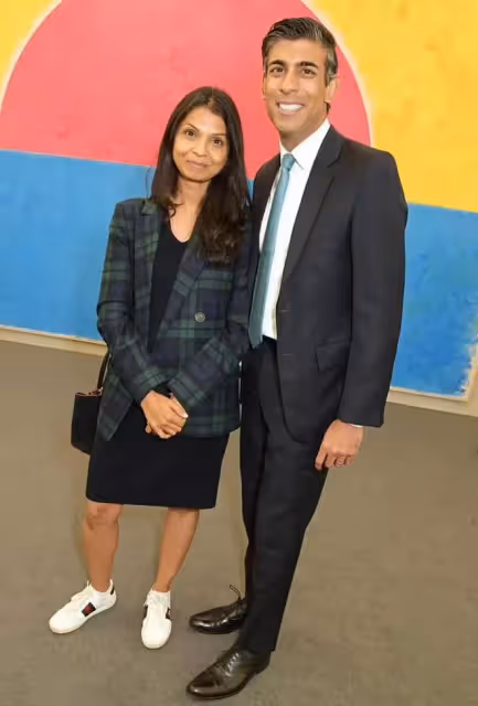 英國首相接見希拉蕊夫婦，第一夫人罕見露面，穿搭好看卻不善言辭