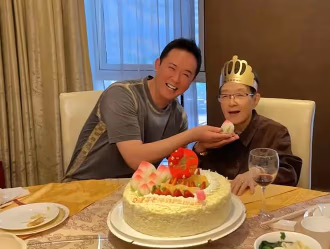 谷建芬88歲生日,董文華打扮富貴,蘇紅變化大,那英劉歡送祝福