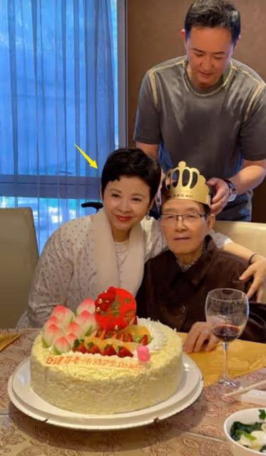 谷建芬88歲生日,董文華打扮富貴,蘇紅變化大,那英劉歡送祝福