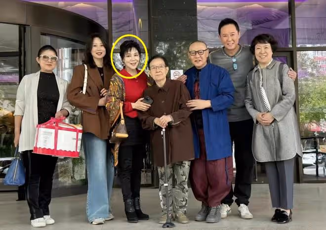谷建芬88歲生日,董文華打扮富貴,蘇紅變化大,那英劉歡送祝福