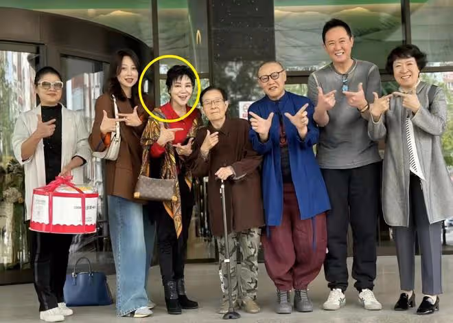 谷建芬88歲生日,董文華打扮富貴,蘇紅變化大,那英劉歡送祝福