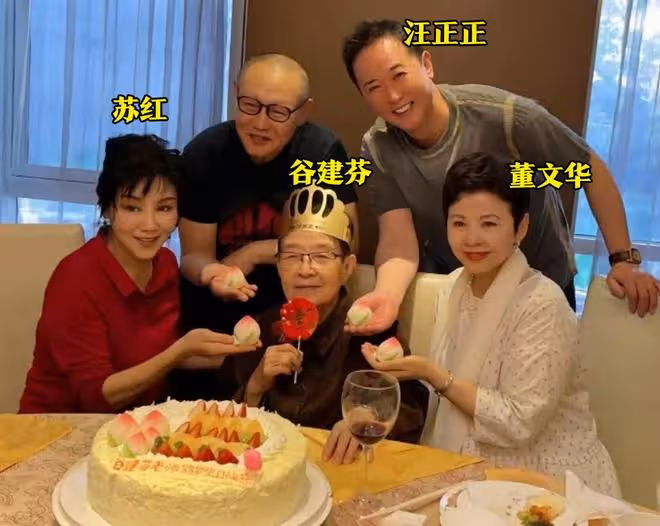 谷建芬88歲生日,董文華打扮富貴,蘇紅變化大,那英劉歡送祝福