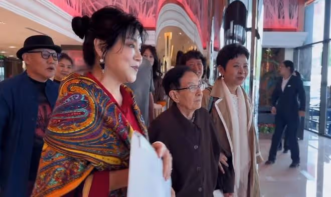 谷建芬88歲生日,董文華打扮富貴,蘇紅變化大,那英劉歡送祝福