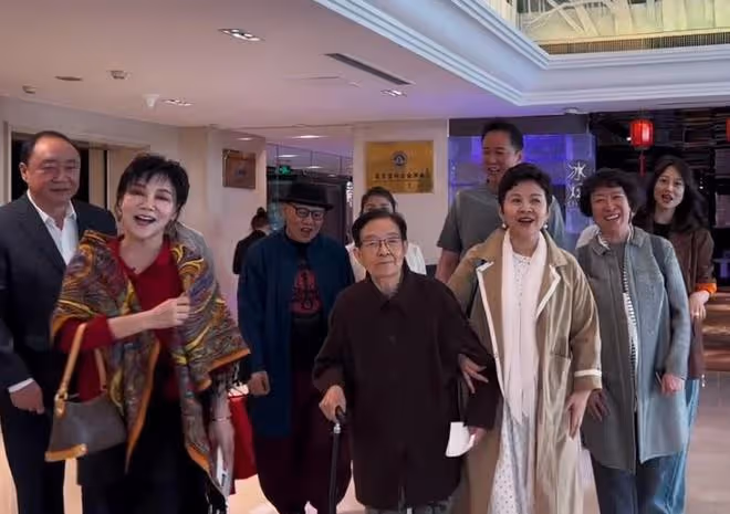 谷建芬88歲生日,董文華打扮富貴,蘇紅變化大,那英劉歡送祝福
