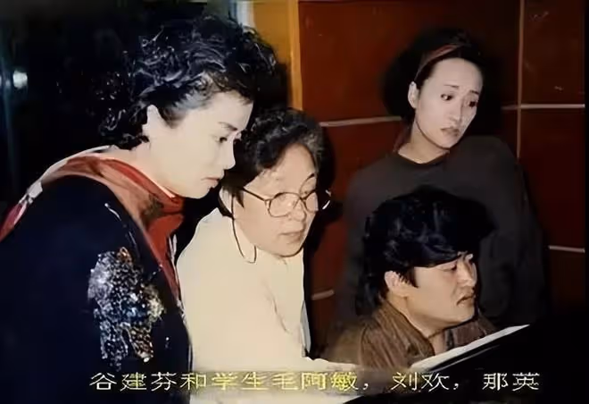 谷建芬88歲生日，董文華打扮富貴，蘇紅變化大，那英劉歡送祝福