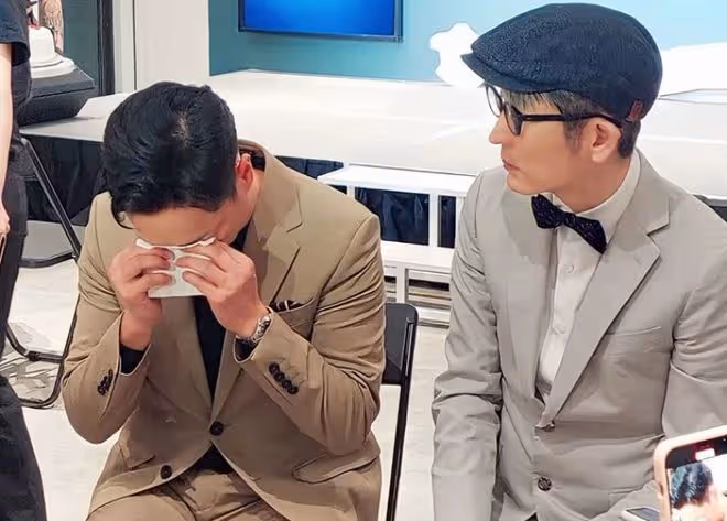 55歲知名男星痛失母親,出席活動崩潰大哭,被送蛋糕慶生很尷尬
