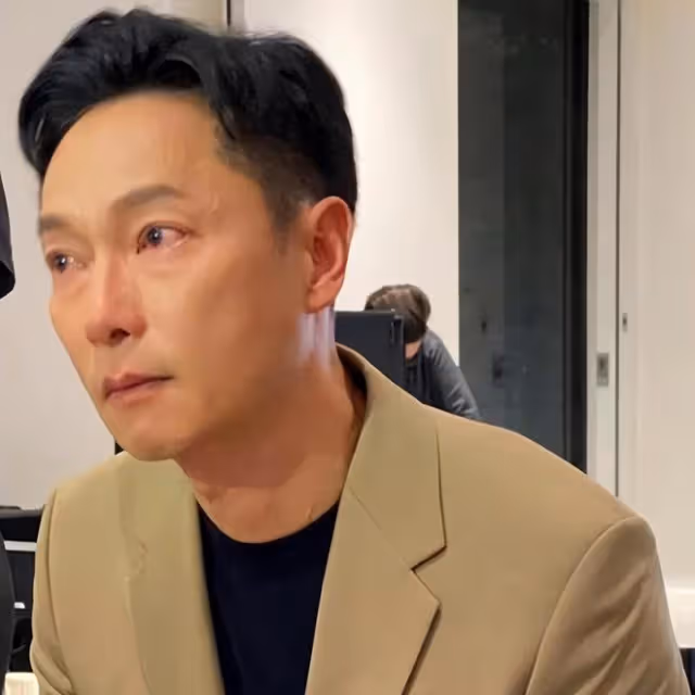 55歲知名男星痛失母親,出席活動崩潰大哭,被送蛋糕慶生很尷尬