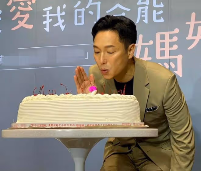 55歲知名男星痛失母親,出席活動崩潰大哭,被送蛋糕慶生很尷尬