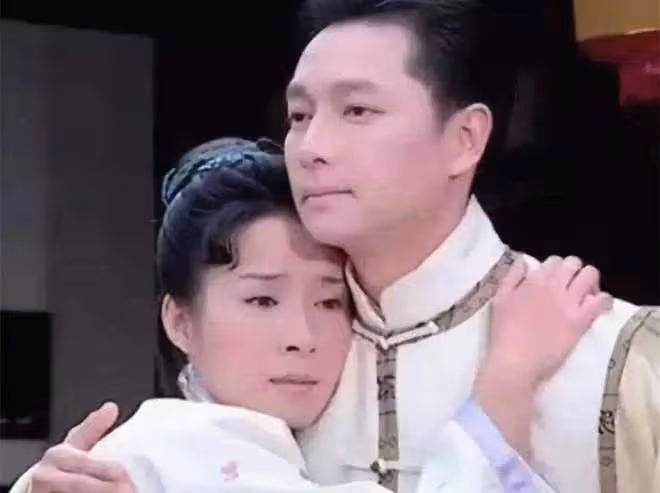 55歲知名男星痛失母親,出席活動崩潰大哭,被送蛋糕慶生很尷尬