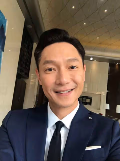 55歲知名男星痛失母親,出席活動崩潰大哭,被送蛋糕慶生很尷尬