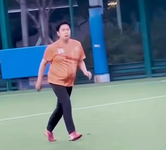 香港知名男星被質疑患糖尿病,近照腿細肚子大,像懷孕5個月