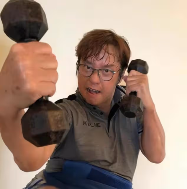香港知名男星被質疑患糖尿病,近照腿細肚子大,像懷孕5個月