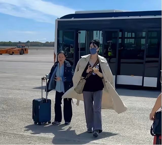 曝謝霆鋒將喜當爹,53歲王菲現身形象埋汰,小肚隆起疑懷孕