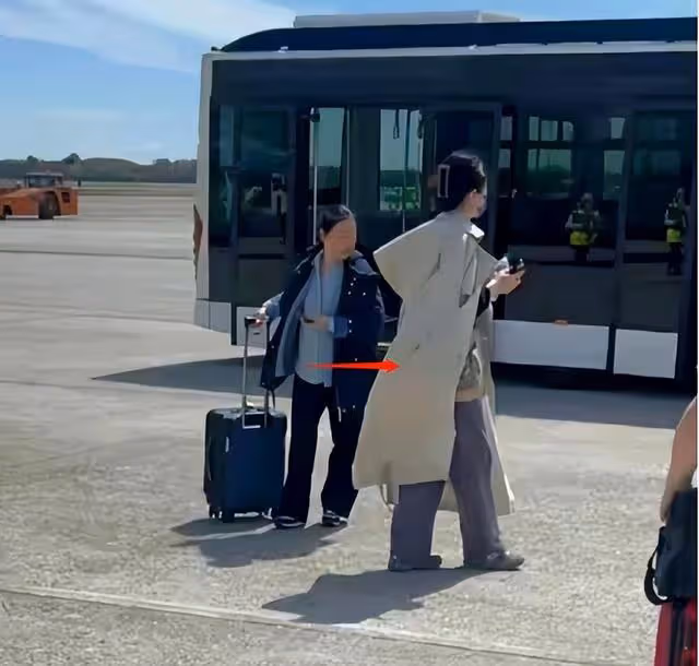 曝謝霆鋒將喜當爹,53歲王菲現身形象埋汰,小肚隆起疑懷孕
