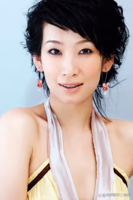 和章子怡是同班同學,靠演三級片奪影后,如今火遍整個娛樂圈