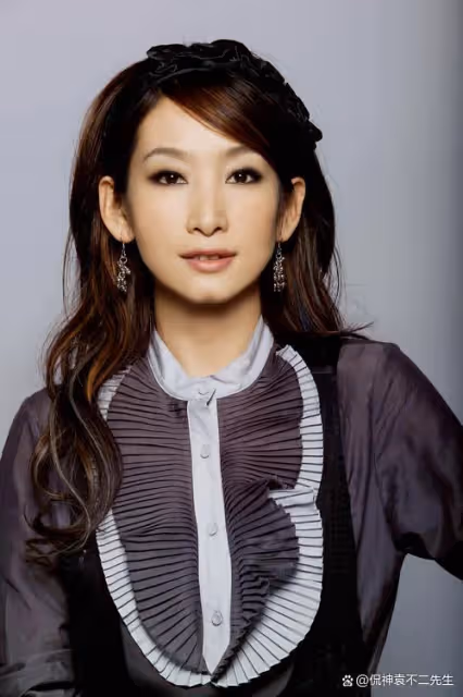 和章子怡是同班同學,靠演三級片奪影后,如今火遍整個娛樂圈