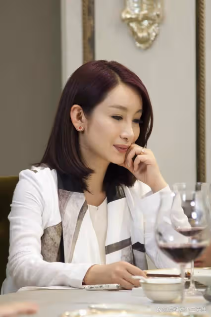 和章子怡是同班同學,靠演三級片奪影后,如今火遍整個娛樂圈