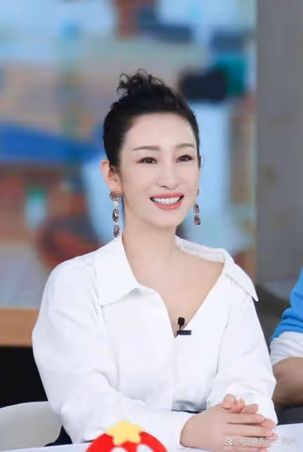 和章子怡是同班同學,靠演三級片奪影后,如今火遍整個娛樂圈
