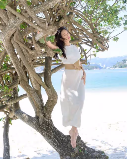 33歲港姐嫁首富孫子,結婚2年仍未辦婚禮,當瑜伽教練自力更生