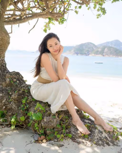 33歲港姐嫁首富孫子,結婚2年仍未辦婚禮,當瑜伽教練自力更生