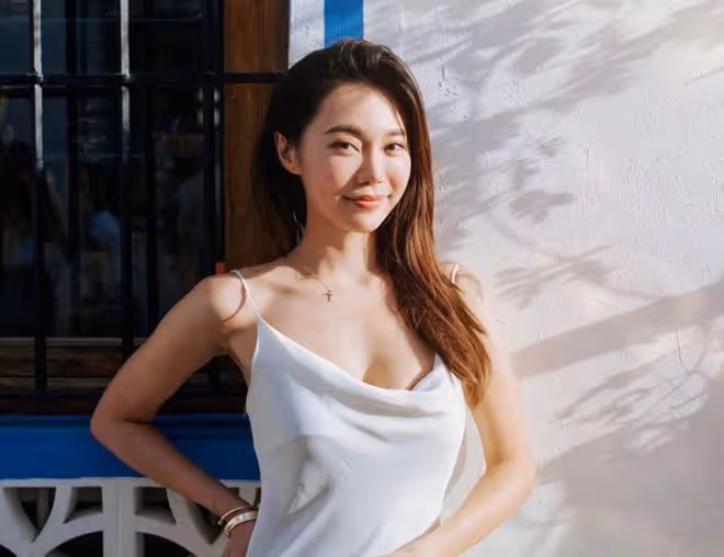 33歲港姐嫁首富孫子,結婚2年仍未辦婚禮,當瑜伽教練自力更生
