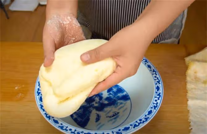 喝扎啤不如吃面魚,教你在家做白面面魚,冰涼爽滑能當飯也能當菜