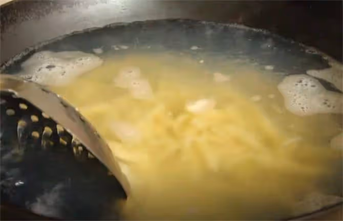 喝扎啤不如吃面魚,教你在家做白面面魚,冰涼爽滑能當飯也能當菜