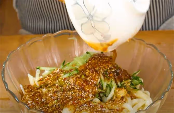 喝扎啤不如吃面魚,教你在家做白面面魚,冰涼爽滑能當飯也能當菜