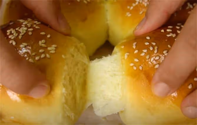 早餐牛奶餐包,教你快速揉出手套膜,鬆軟香甜,和棉花糖一樣好吃