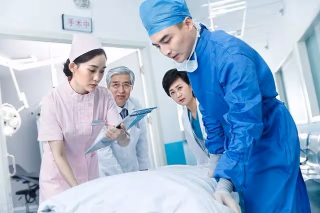 拆遷5套房,母親想全給兒子,女兒不同意,母親:不同意我就喝藥