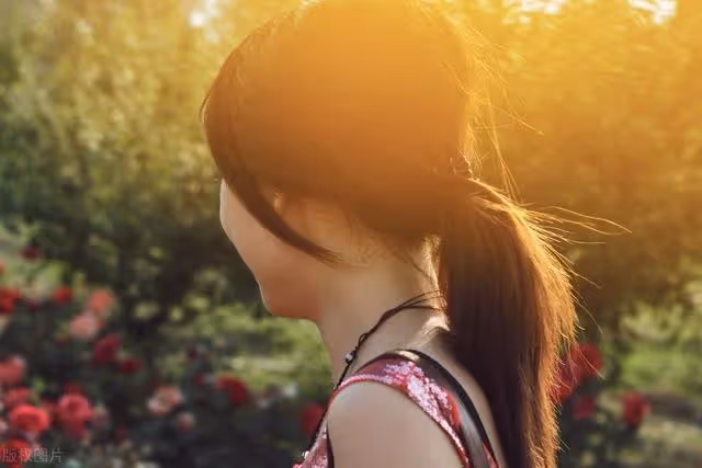 拆遷5套房,母親想全給兒子,女兒不同意,母親:不同意我就喝藥