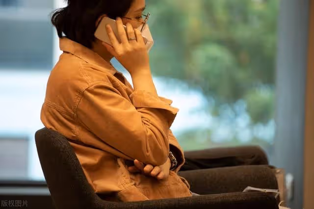 拆遷5套房,母親想全給兒子,女兒不同意,母親:不同意我就喝藥