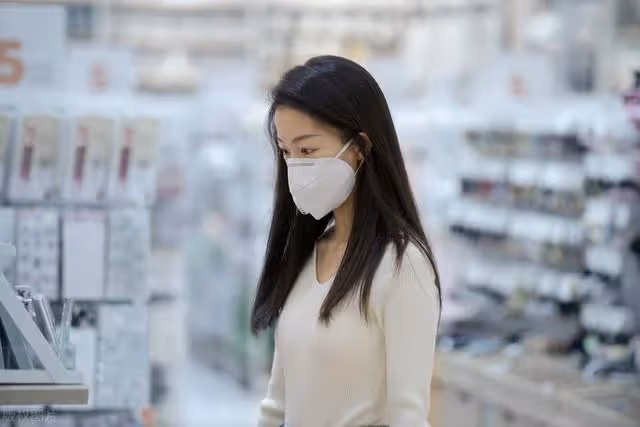 拆遷5套房，母親想全給兒子，女兒不同意，母親：不同意我就喝藥