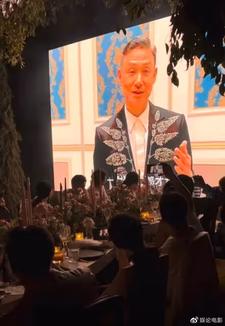 竇驍用才華征服何超蓮,鑽戒是他設計的,婚禮現場是他打造的