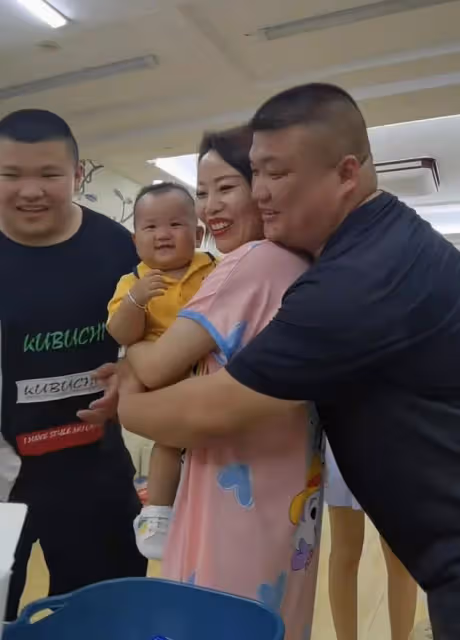 草帽姐教3歲孫子唱情歌,歌詞露骨被批不合適,疑代入自己婚姻