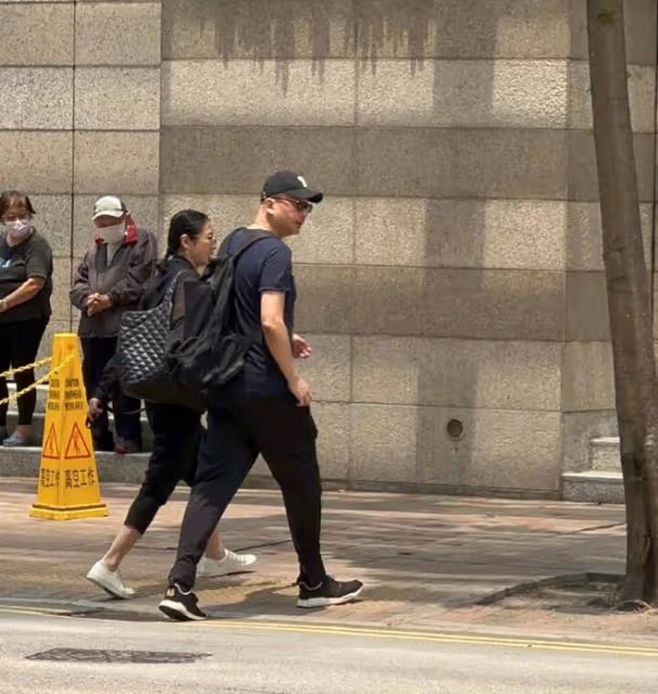丁昱彤在網上「瘋言瘋語」,管虎梁靜置之不理,一起去香港旅行