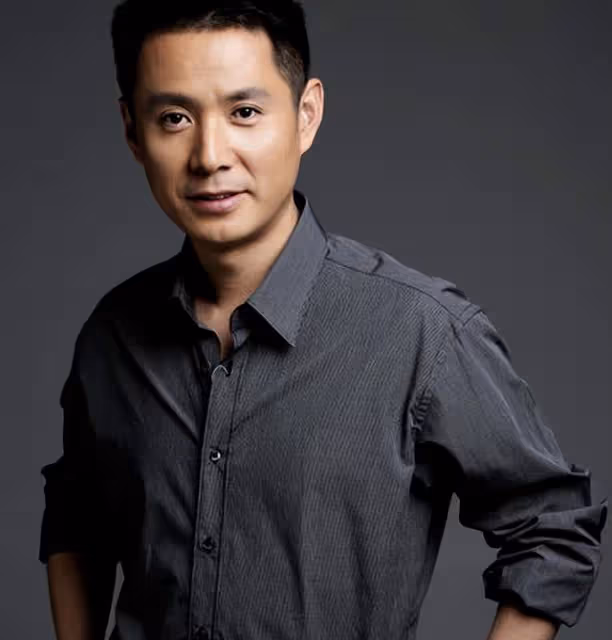 他是著名演員,35歲娶小11歲的妻子,37歲當爸爸,感恩岳父的支持
