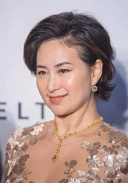 何超瓊扛起了家族事業,弟弟妹妹才能戀愛自由,她想嫁的人已不在