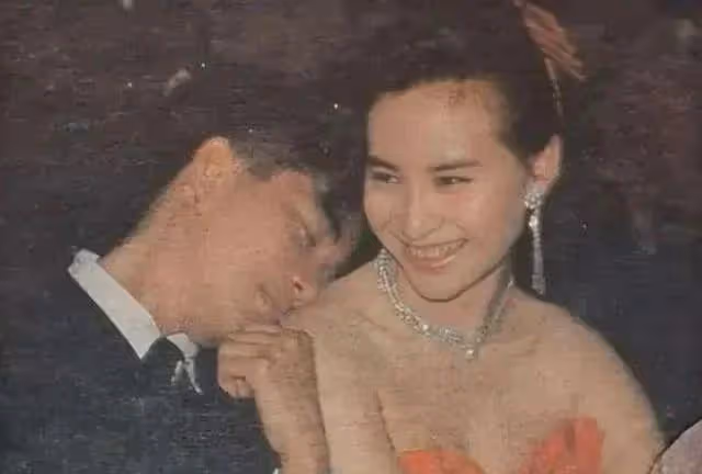何超瓊扛起了家族事業,弟弟妹妹才能戀愛自由,她想嫁的人已不在