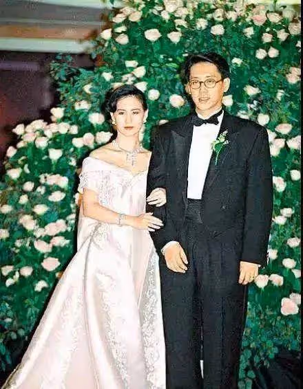 何超瓊扛起了家族事業,弟弟妹妹才能戀愛自由,她想嫁的人已不在