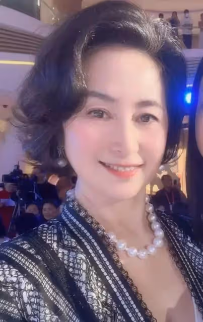 何超瓊扛起了家族事業,弟弟妹妹才能戀愛自由,她想嫁的人已不在