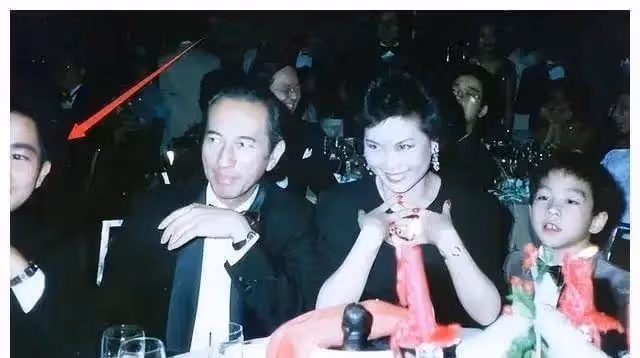 何超瓊扛起了家族事業,弟弟妹妹才能戀愛自由,她想嫁的人已不在