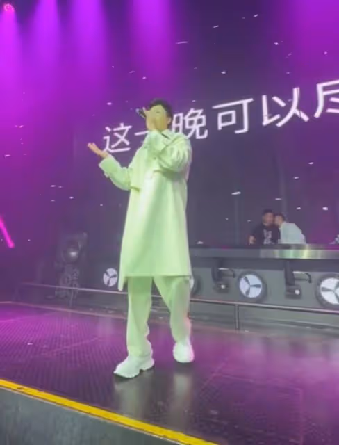 進軍內地市場！TVB視帝酒吧登台賣力獻唱，被曝一場表演賺近20萬