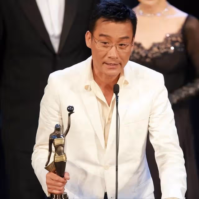 梁家輝因一句我是中國人，被封殺淪落到街頭擺攤！港媒：真男人