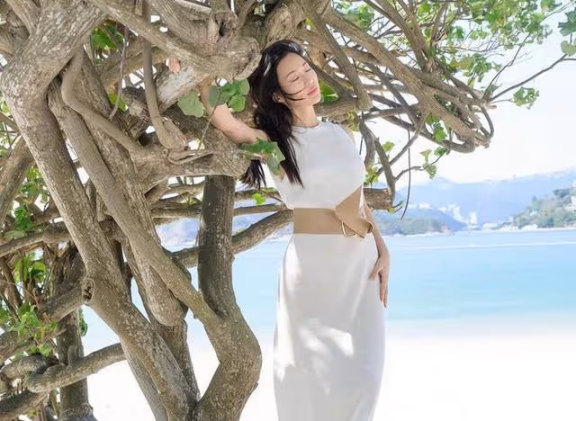 高顏值港姐扮嫵媚曬身材,嫁頂級豪門兩年未辦婚禮,被嘲有名無份