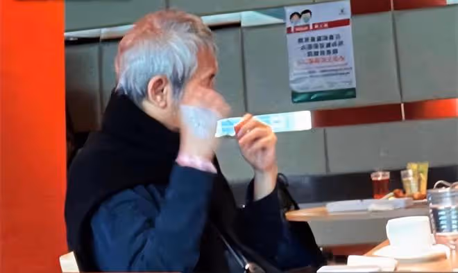 73歲徐克現身醫院引擔憂!輸液後一臉憔悴,上月被曝將榮升爸爸