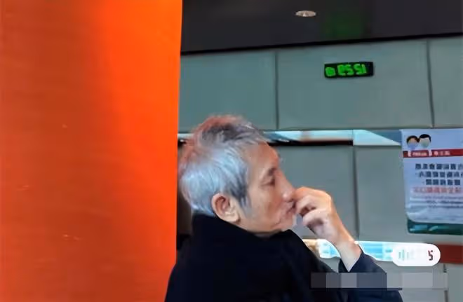 73歲徐克現身醫院引擔憂!輸液後一臉憔悴,上月被曝將榮升爸爸