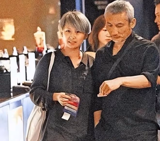 73歲徐克現身醫院引擔憂!輸液後一臉憔悴,上月被曝將榮升爸爸