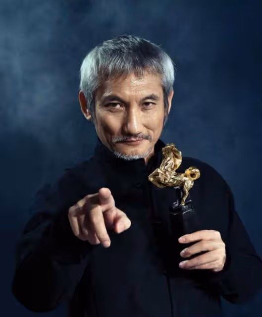 73歲徐克現身醫院引擔憂!輸液後一臉憔悴,上月被曝將榮升爸爸
