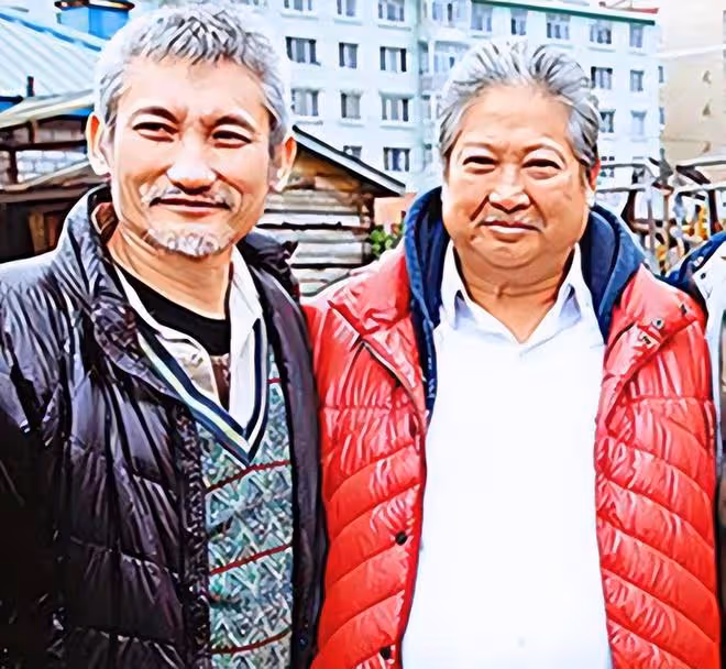 73歲徐克現身醫院引擔憂!輸液後一臉憔悴,上月被曝將榮升爸爸